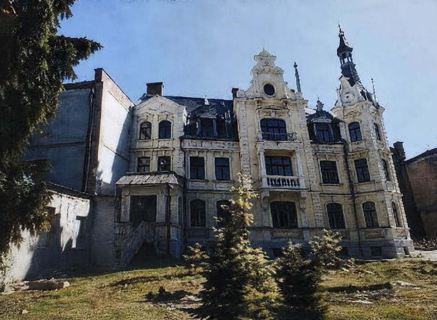 Exterior Facade & Grounds
